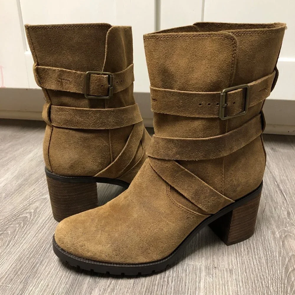 Clarks Women's Size 8.5 Ankle Boots Malvet Doris Suede Stacked Heel Tan Booties